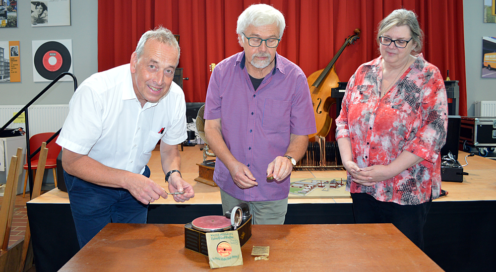 Lutz Bertram (links) probierte begeistert das Grammophon, das Bernd Haase und 
                Birgit Rönnau vom Schönberger Kindheitsmuseum mitgebracht hatten, gleich 
                einmal aus.